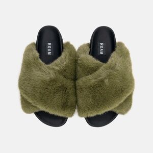 $140 Women’s ROAM CLOUD SLIPPERS in FOREST Size 9